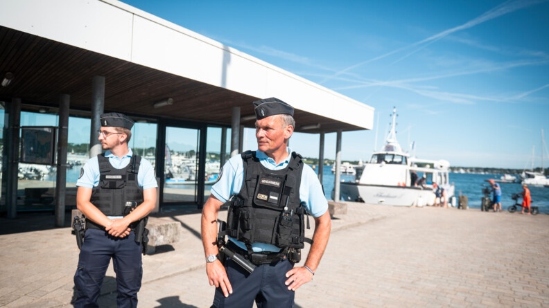 Patrouille à pied de deux gendarmes du poste provisoire sur le port de l'Île aux Moines.