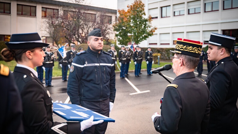 Remise de médaille par le major général de la gendarmerie à un militaire de la GARM.