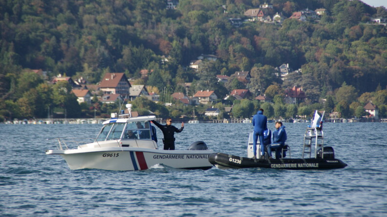Deux vedettes de la gendarmerie sur le lac d'Annecy. A bord, des instructeurs et des plongeurs qui se préparent à débuter l'exercice.