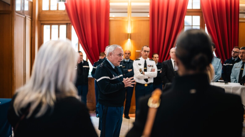 Vendredi 17&nbsp;janvier 2025, le Directeur g&eacute;n&eacute;ral de la Gendarmerie nationale (DGGN), le g&eacute;n&eacute;ral d&rsquo;arm&eacute;e Hubert Bonneau, s&rsquo;est rendu au quartier des C&eacute;lestins, &agrave; Paris, pour &eacute;changer avec les militaires de la Garde r&eacute;publicaine.