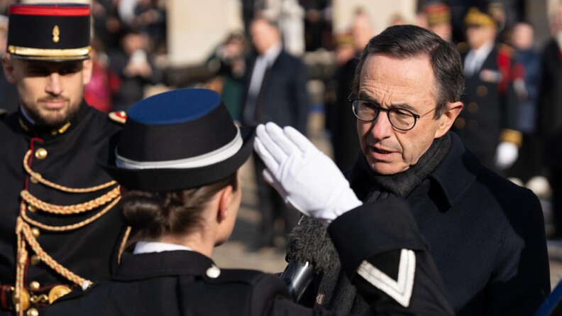 Le minsitre de l'Intérieur devant une gendarme qui salue