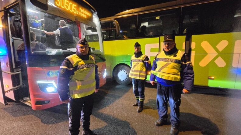 Agrandir l'image De nuit, trois gendarmes devant des bus. Parmi les militaires se trouvent le général de corps d'armée Olivier Kim, commandant de la région Grand-Est