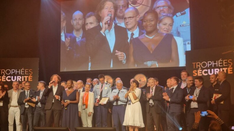Lauréats se tenant sur la scène à l'occasion des trophées de la sécurité 2023.