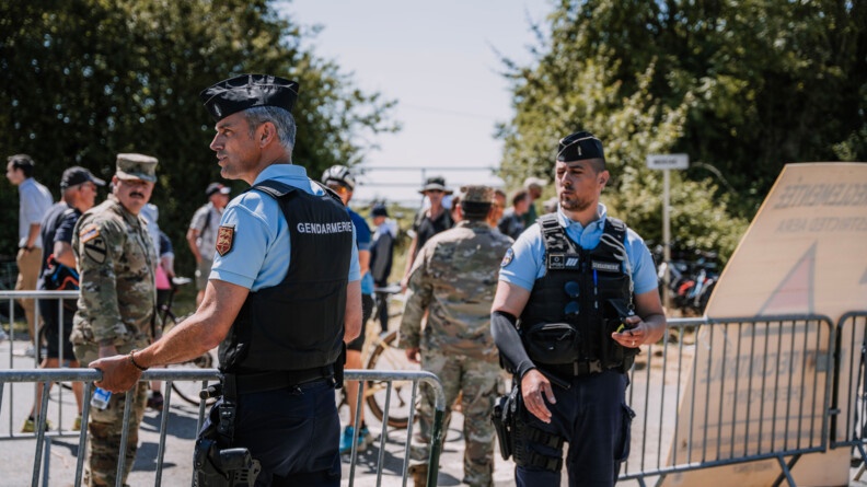 Gendarmes au niveau d'une barrière.