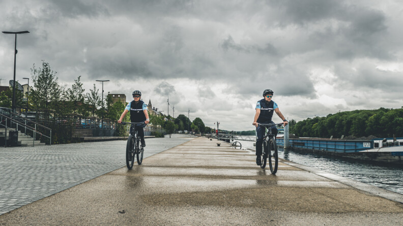 Patrouille VTT le long des berges dans le cadre des contrôles Covid19
