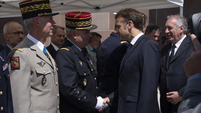 Le pr&eacute;sident de la R&eacute;publique sert la main du Directeur g&eacute;n&eacute;ral de la gendarmerie nationale lors de la c&eacute;r&eacute;monie de l'appel du 18 juin qui s'est d&eacute;roul&eacute;e au Mont-Val&eacute;rien