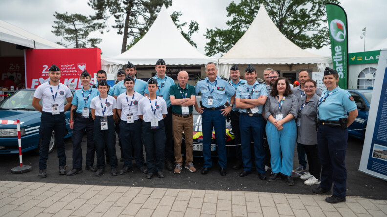 Photo de groupe des gendarmes du stand avec le Dg devant l'Alpine de la gendarmerie