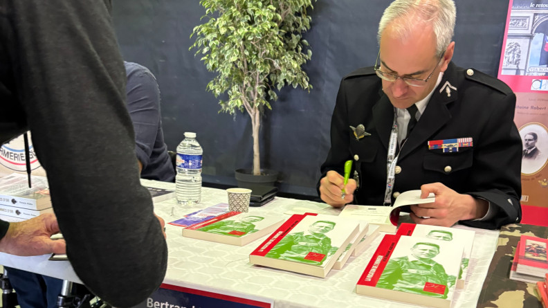 Le colonel Bertrand Loddé, qui commande le Groupement de gendarmerie départementale (GGD) du Lot, dédicace son ouvrage.