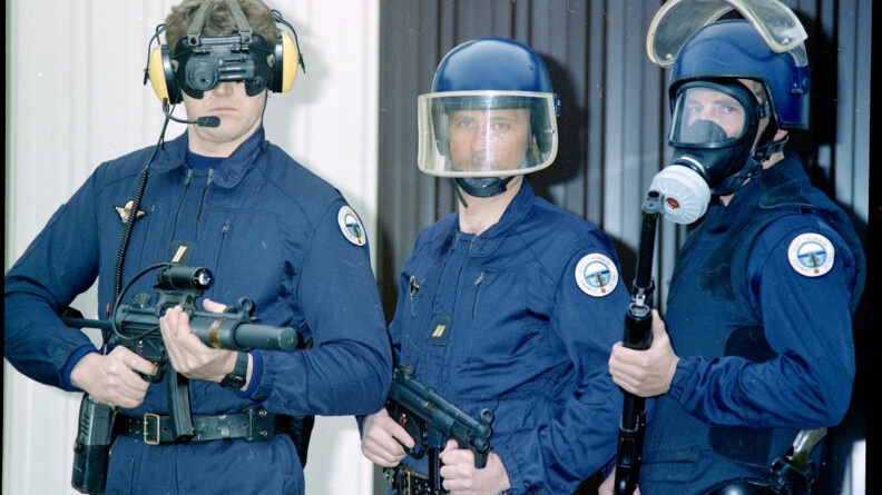 Agrandir l'image Trois militaires du GIGN en tenue d'intervention en 1987.