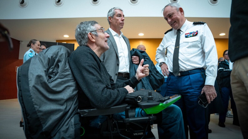 une personne en fauteuil en train de parler avec le DGGN.