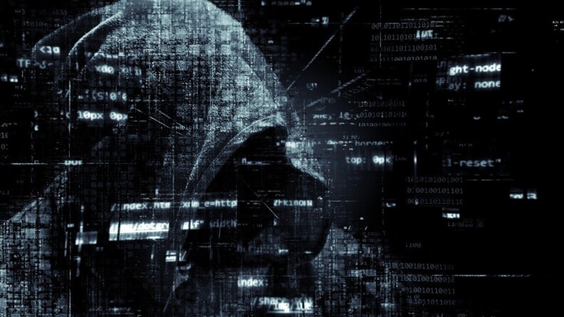 Agrandir l'image Photo en noir et blanc représentant un hacker incarné par une silhouette sans visage, une capuche sur la tête, dans une représentation du Darknet faite de lignes de codes et de chiffres.
