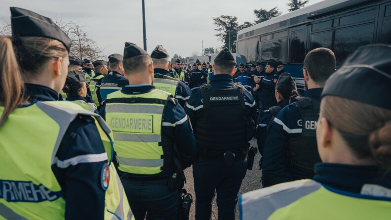 Les gendarmes se regroupent pour faire un point avant le d&eacute;but de l'op&eacute;ration.