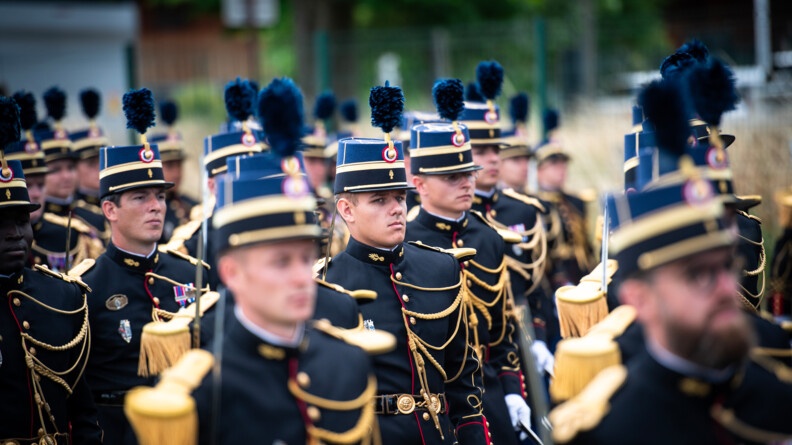 Agrandir l'image Les élèves-officiers de la gendarmerie sont alignés, prêts à amorcer les répétitions