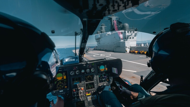Agrandir l'image Equipage d'hélicoptère des Forces aériennes de la gendarmerie nationale, en vol, en approche du Porte hélicoptères amphibie Mistral de la Marine nationale.