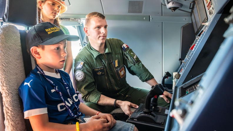 Agrandir l'image Visite des Képis Pescalunes sur la base aérienne 125 d'Istres. Présentation d'un cockpit.