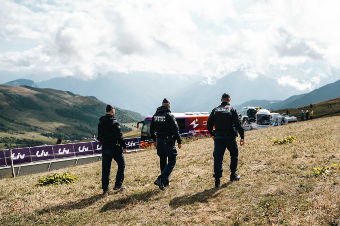 Gendarmes en mission de surveillance sur le tour de France féminin en Savoie.