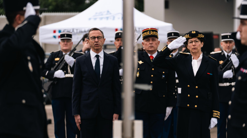 De gauche à droite, saluant le drapeau : le ministre de l'Intérieur, Bruno Retailleau, le général d’armée Hubert Bonneau, Directeur général de la Gendarmerie nationale (DGGN), et Chantal Mauchet, préfète de l’Ain.