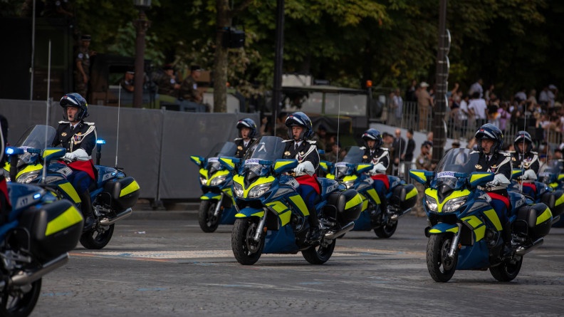 Agrandir l'image Motocyclistes du CNFSR défilant lors du 14 juillet.