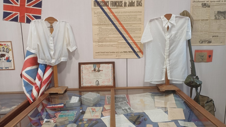 Agrandir l'image Différents objets (uniformes, moto, etc.) datant de la Seconde Guerre mondiale.