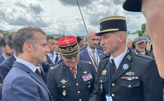 Agrandir l'image Le président de la République rencontrant un blessé en présence du DGGN.