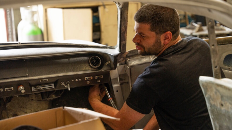 Agrandir l'image Le mécanicien restaure l'Alpine A110, côté avant droit