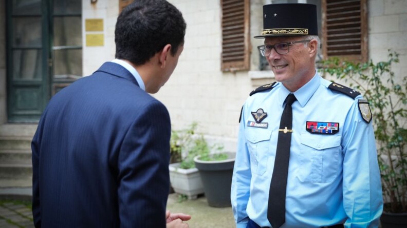 Agrandir l'image Le général Reiland s'adressant au Secrétaire d'État.