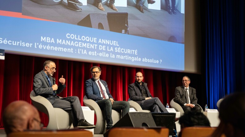 Sur sc&egrave;ne quatre intervenants &eacute;changent.