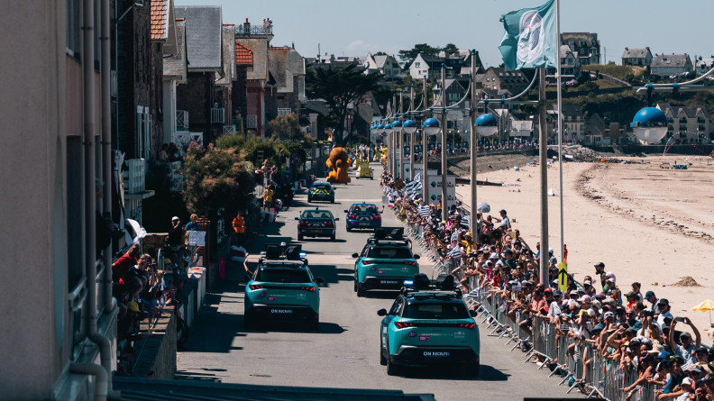 Agrandir l'image Caravane du Tour de France comprenant les Peugeot 3008 et les voitures de collection.