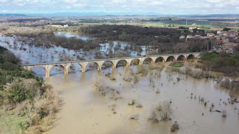 Vu en hauteur du Gard en crue et d'un pont submersible