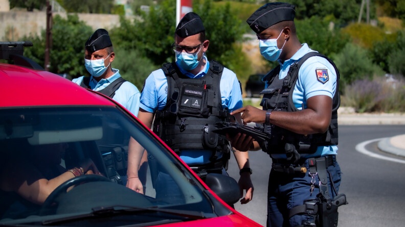 Les réservistes affectés à la COB de Mormoiron procèdent à un contrôle routier à l'entrée du village.