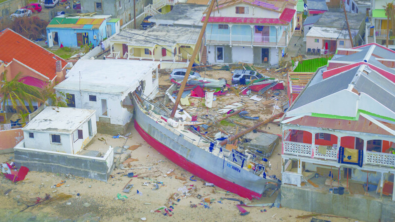 Agrandir l'image voilier échoué apres le passage de l'ouragan Irma