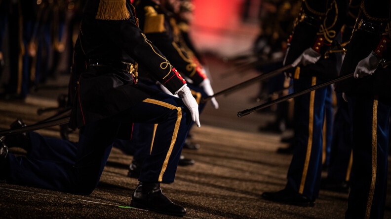 Agrandir l'image Zoom sur les officiers de l'Ecole des officiers de la gendarmerie nationale à genoux pour être adoubés