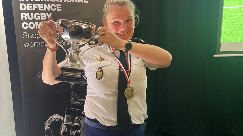 Une gendarme portait une coupe de rugby et une médaille d'o