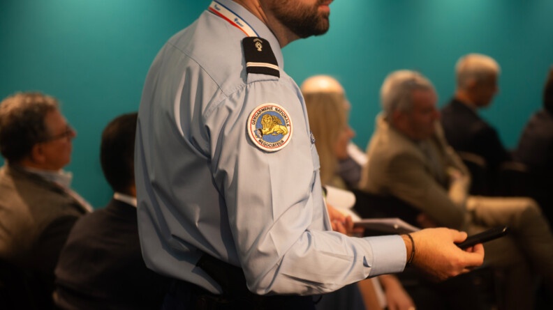 Un formateur de la cellule négociation du GIGN sensibilise les élus à la gestion des incivilités sur le Salon des maires 2023.