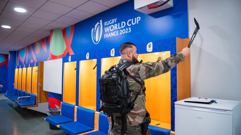 Décontamination des vestiaires du Stade de France par un EOR (Explosive ordonance reconnaissance).