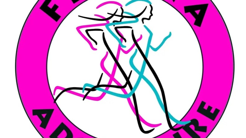Le logo de la course femina adventure: deux silhouettes de femmes courant, une bleue et une rose, entourés d'un liseré épais rose, avec l'inscription femina adventure
