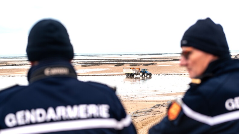 Militaires de la brigade nautique surveillant la plage.