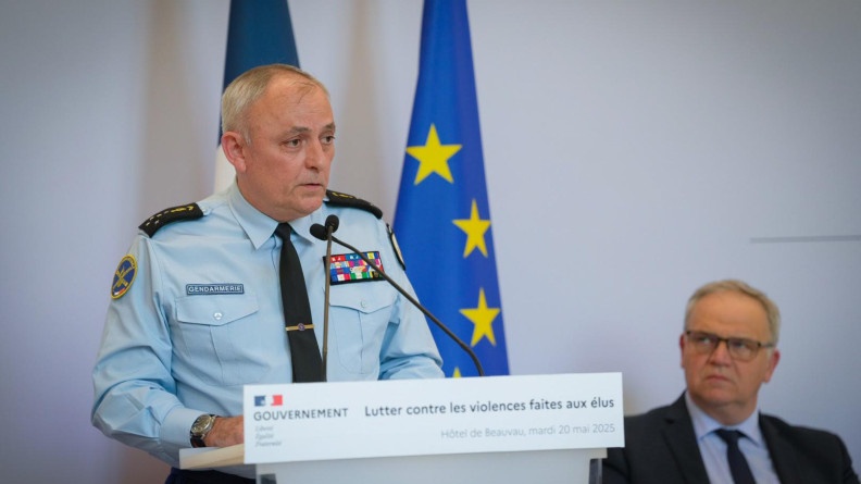 Agrandir l'image le directeur général de la gendarmerie en tenue de gendarmerie s'exprime à un pupitre sur lequel est noté "Lutter contre les violences faites aux élus". A coté se lui se trouve le ministre François-Noël Buffet