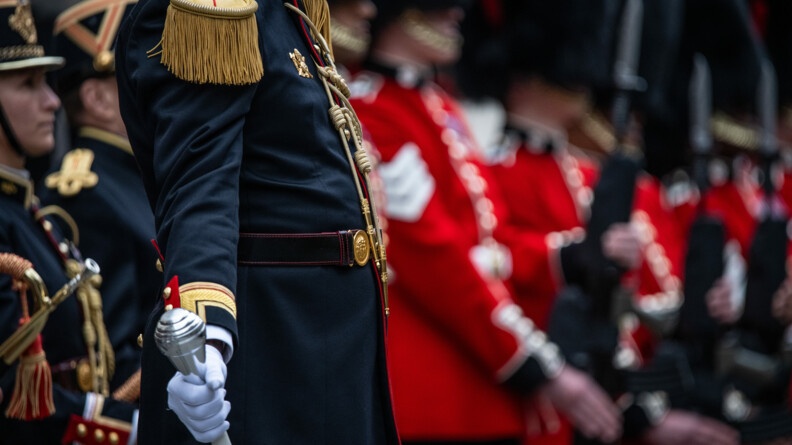 Gardes républicains et britanniques.