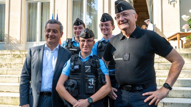 Le ministre de l'Intérieur et des Outre-mer et le DGGN posant pour une photo avec des élèves-gendarmes.