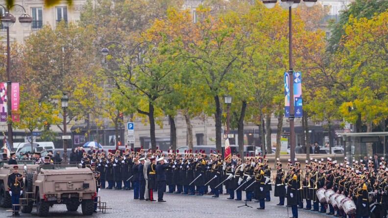 Agrandir l'image Les autorités militaires saluent la garde républicaine. A gauche une command car marron