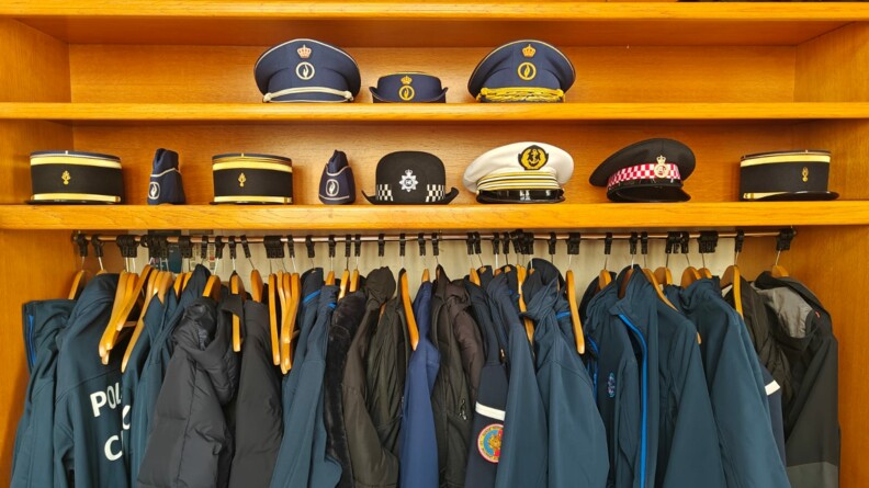 Vestiaire avec des vestes, calots, csaquettes des différentes forces de police et de gendarmerie du Nord, de Londres et de Bruxelles.