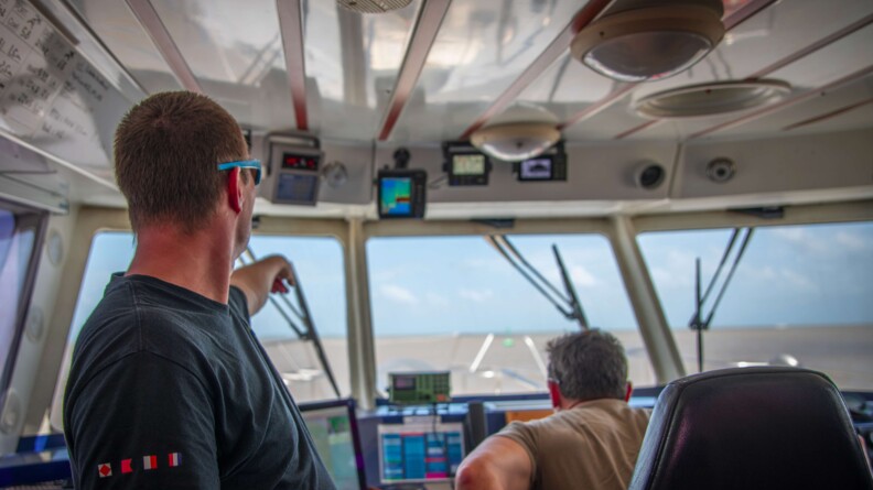 Le major Coutant fixant la route Avia.