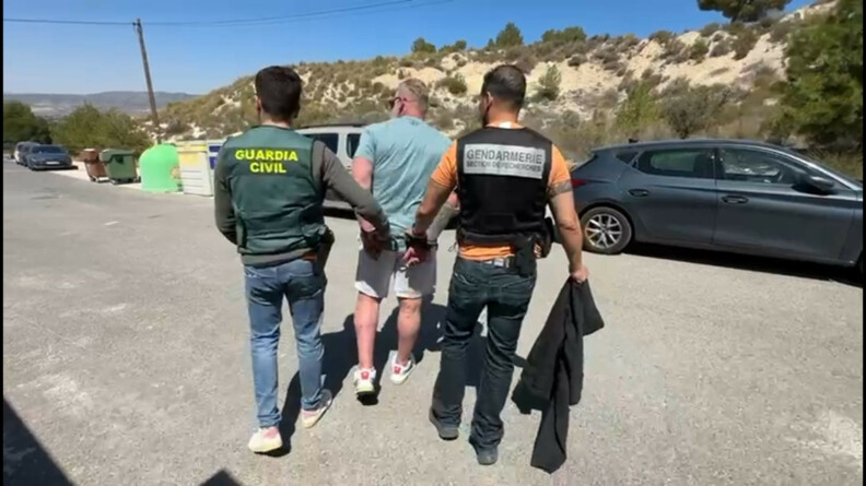 Un garde espagnol (&agrave; gauche) et un gendarme fran&ccedil;ais (&agrave; droite), interpellent un individu.