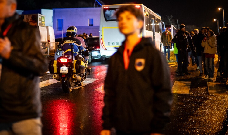 Motocycliste sécurisant un bus.