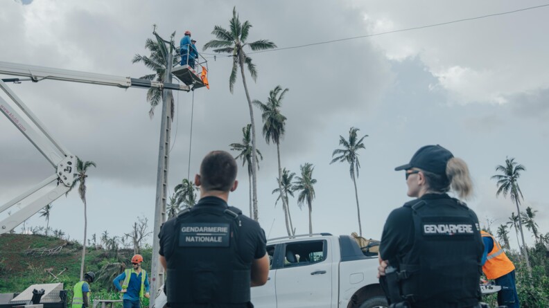 Des gendarmes s&eacute;curisent les interventions des agents d&rsquo;&Eacute;lectricit&eacute; de Mayotte &agrave; la suite du passage du cyclone Chido.