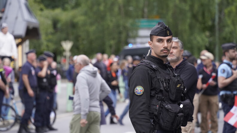 Un gendarme mobile devant des personnes sur la route