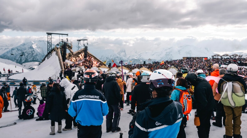 Agrandir l'image Deux gendarmes de dos surveillent le public du festival Tomorrowland Winter à L'Alpe d'Huez.