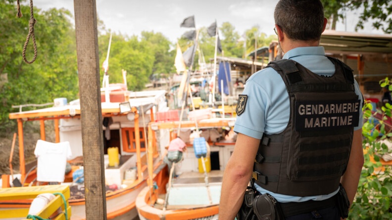 Gendarme du PAM lors d'un contrôle à la Crique de Cayenne.