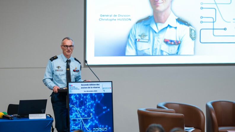 Agrandir l'image Intervention du général de division Christophe Husson aux Assises de la réserve cyber.